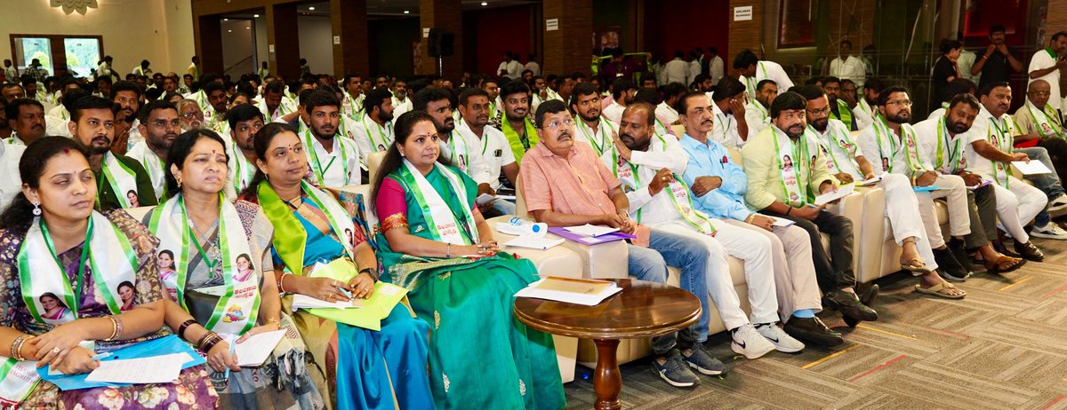 OfficeOfKavitha's tweet image. తెలంగాణ జాగృతి సంస్థ తెలంగాణలో చురుకైన నాయకత్వాన్ని తీర్చిదిద్దుతుందని, తెలంగాణలో కొత్త నాయకత్వాన్ని పెంపొందించాలనుకుంటున్నామని జాగృతి అధ్యక్షురాలు, బీఆర్ఎస్ ఎమ్మెల్సీ కల్వకుంట్ల కవిత స్పష్టం చేశారు.
తెలంగాణ జాగృతి ఆధ్వర్యంలో హైదరాబాద్ లో “లీడర్” పేరిట నిర్వహించిన రాజకీయ శిక్షణ…