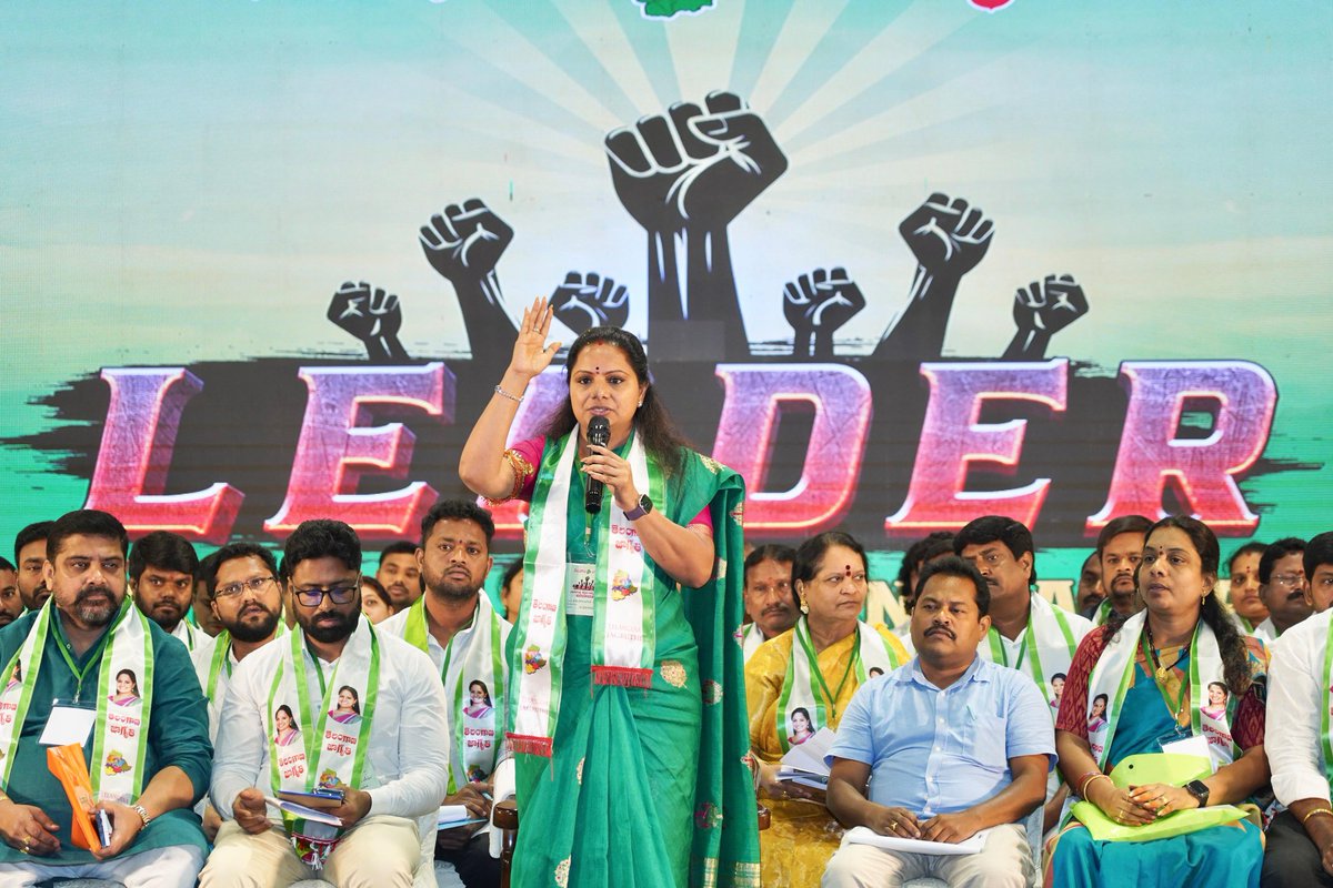OfficeOfKavitha's tweet image. తెలంగాణ జాగృతి సంస్థ తెలంగాణలో చురుకైన నాయకత్వాన్ని తీర్చిదిద్దుతుందని, తెలంగాణలో కొత్త నాయకత్వాన్ని పెంపొందించాలనుకుంటున్నామని జాగృతి అధ్యక్షురాలు, బీఆర్ఎస్ ఎమ్మెల్సీ కల్వకుంట్ల కవిత స్పష్టం చేశారు.
తెలంగాణ జాగృతి ఆధ్వర్యంలో హైదరాబాద్ లో “లీడర్” పేరిట నిర్వహించిన రాజకీయ శిక్షణ…