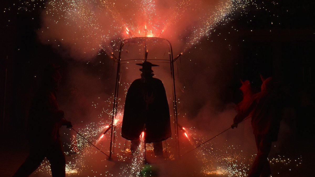 AjuntamentVLC's tweet image. ⚠️ Talls de @TransitValencia 🚧 i prohibicions d'estacionament amb motiu del #correfoc dels #FocsdelaFira🧨
⛔️A Poeta Querol, Marqués de Dosaigües, Osca (entre Sant Agustí i Quevedo) i av. de l'Oest (entre Requena i Sant Agustí) des del 26/07 a les 6 h i fins al 27/07 a les 2 h.