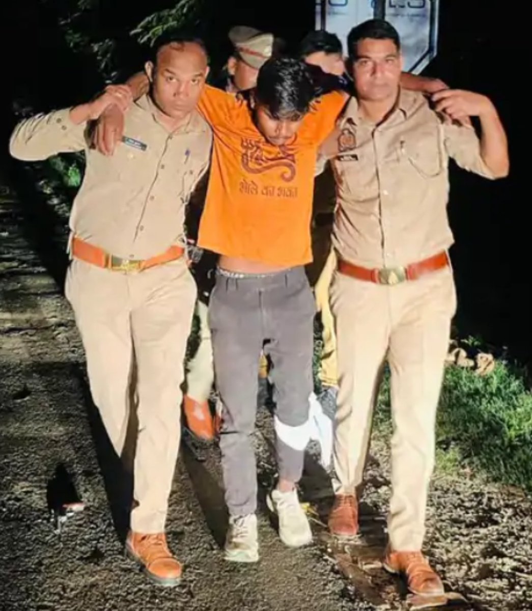 ShayarShahnawaz's tweet image. कासगंज में मोनेश ने 10 साल की बच्ची से बलात्कार किया।
पुलिस ने दौड़ाया फ़िर पैर में गोली मारी अब वो गिरफ्तार है।
आप चाहें तो कपड़े सी भी पहचान सकते हैं।