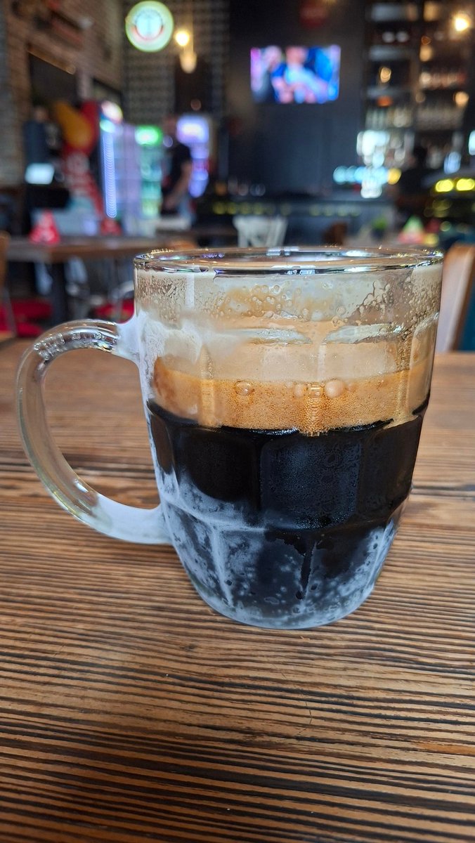 borhesbg's tweet image. Napolju 38C a na stolu točeni Salto Stout u zaleđenoj krigli 👌🔥🍻