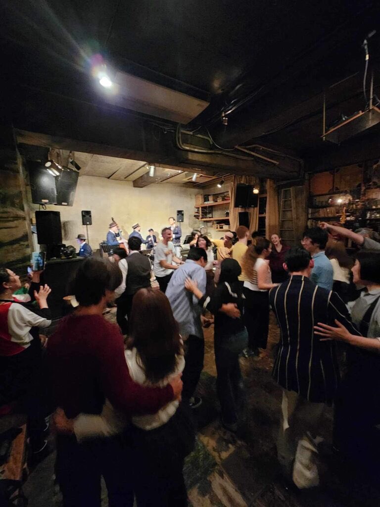 【7月29日はKyoto Swing Project】

着席の方もそのまま楽しんでいただける敷居の低いスウィングイベントです。
「今日から踊れる」初級ダンスレッスンあり♩
この機会に是非、ご体験下さい♩

19:00 start / ¥2,500

UrBANGUILD（京都河原町）
京都府京都市中京区材木町１８１−２　
ニュー京都ビル3F