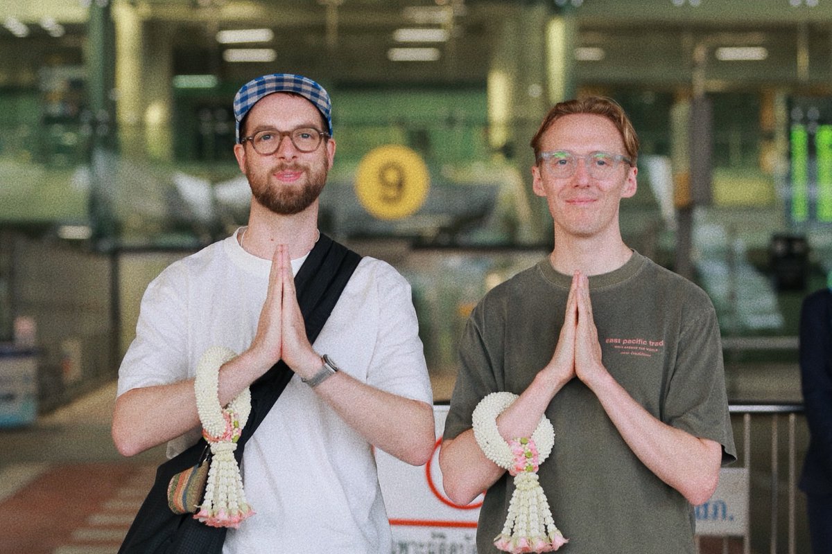 Sepsakon's tweet image. HONNE เดินทางถึงประเทศไทยแล้ว เตรียมตัวขึ้นคอนเสิร์ต The OUCH Bangkok Tour ในวันอาทิตย์ที่ 27 ก.ค. นี้ ที่ TRUE ICON HALL บัตรจำหน่ายแล้วทาง Ticketmelon
ติดตามรายละเอียดเพิ่มเติมทาง ROUX Asia
