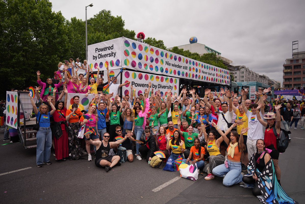 Vattenfall_De's tweet image. Wir setzen uns für Vielfalt ein - sowohl in unserem Unternehmen als auch in der Gesellschaft. Heute zeigen wir gemeinsam mit vielen anderen beim CSDBerlin2025 / Pride2025 unsere Unterstützung für Akzeptanz und Wertschätzung.
Schließt euch uns an und tanzt mit uns!
@CSD_Berlin
