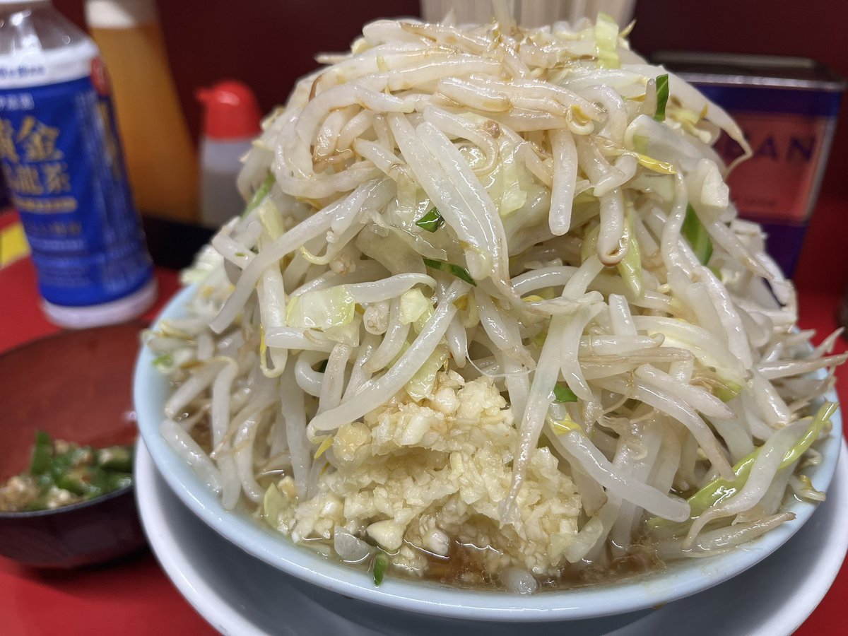 yasai2626's tweet image. ラーメン二郎 中山駅前店
小豚 麺半分 Mr.オクラ
大学時代の大阪の友達が中山食べたいし新幹線で行くわと連絡が来て中山へ。
手ぶらで店内入ると行くとタコは!?と。なんで今日釣り行ったの知ってるんや。途中厨房から圧縮…!圧縮…!って聞こえてきた。
美味しかった。ありがとうございました。