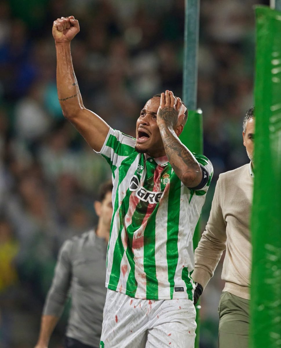 ElMagoBotas_'s tweet image. Valentín Gómez, 22 años.
Natan, 24 años.
Diego Llorente, 31 años.
Marc Bartra, 34 años.
La defensa central del Betis este año tiene una pinta brutal: combina la veteranía y jerarquía de Marc Bartra y Diego Llorente con la juventud y proyección de Natan y Valentín Gómez.