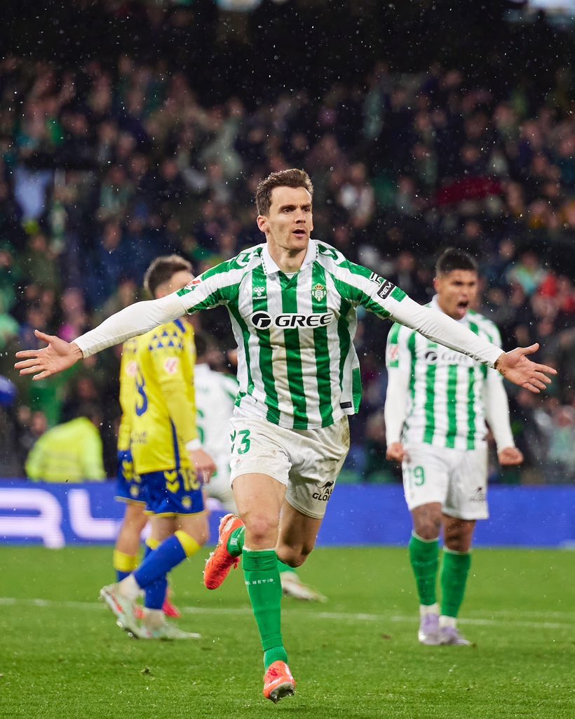 ElMagoBotas_'s tweet image. Valentín Gómez, 22 años.
Natan, 24 años.
Diego Llorente, 31 años.
Marc Bartra, 34 años.
La defensa central del Betis este año tiene una pinta brutal: combina la veteranía y jerarquía de Marc Bartra y Diego Llorente con la juventud y proyección de Natan y Valentín Gómez.