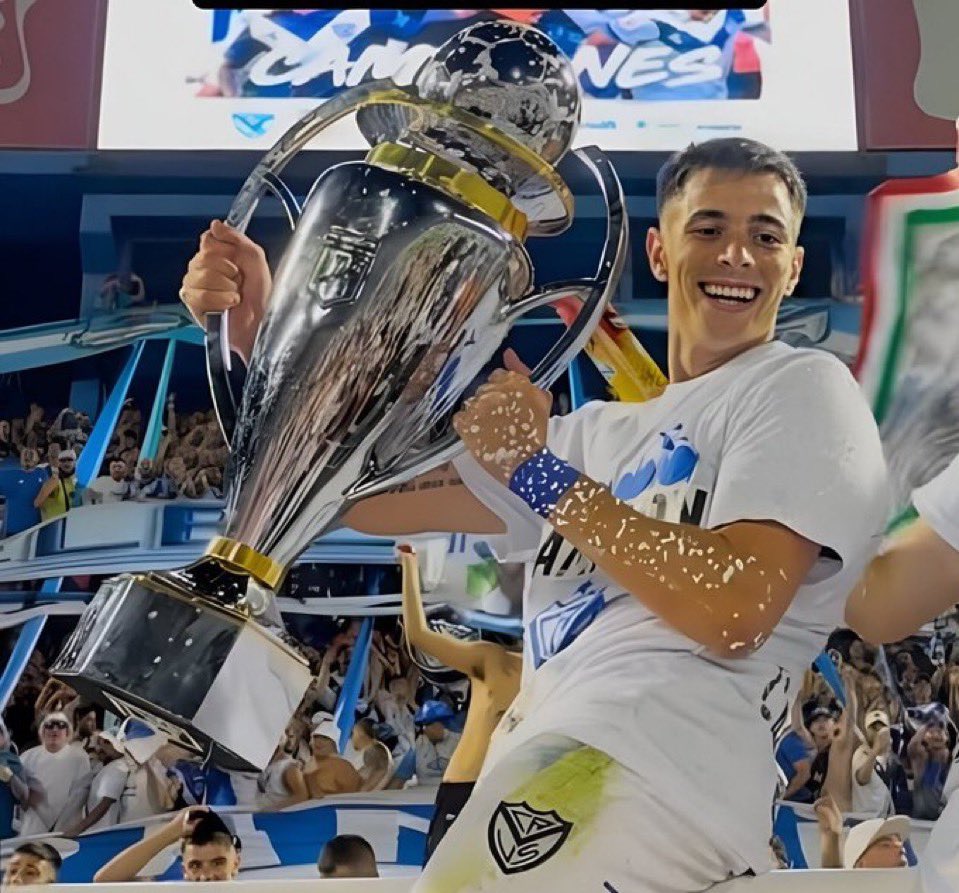 ElMagoBotas_'s tweet image. Valentín Gómez, 22 años.
Natan, 24 años.
Diego Llorente, 31 años.
Marc Bartra, 34 años.
La defensa central del Betis este año tiene una pinta brutal: combina la veteranía y jerarquía de Marc Bartra y Diego Llorente con la juventud y proyección de Natan y Valentín Gómez.