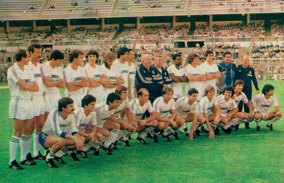 Rancoma_'s tweet image. 26 de julio de 1983. Eran otros tiempos y otro fútbol. Arrancaban las pretemporadas con las plantillas prácticamente cerradas y los fichajes hechos. Ahora se espera a fichar hasta casi el último día. No tendría mucho sentido hacer presentaciones así.
📸 Archivo revista Don Balón.
