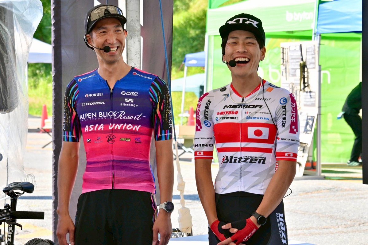 SAWADA_Toki's tweet image. シマノバイカーズ Day1🚴♂️
幸平さんとのトークショーに始まり、スクールやレースの伴走と、あっという間の一日でした。
10年前、同じ富士見パノラマでU23全日本をバチバチに競い合っていたヨシくんにチャンピオンジャージを手渡すことになるなんて、、なんとも面白い笑
明日も楽しんでいきましょう!