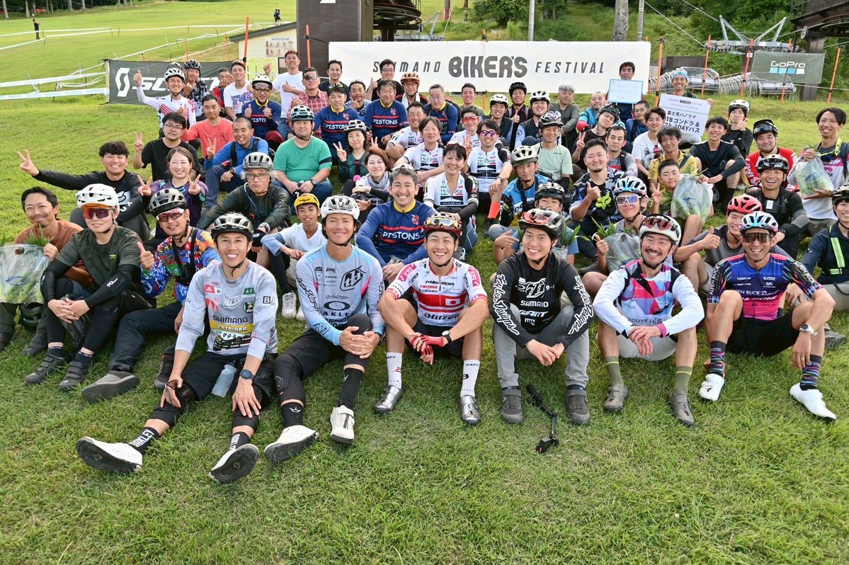 SAWADA_Toki's tweet image. シマノバイカーズ Day1🚴♂️
幸平さんとのトークショーに始まり、スクールやレースの伴走と、あっという間の一日でした。
10年前、同じ富士見パノラマでU23全日本をバチバチに競い合っていたヨシくんにチャンピオンジャージを手渡すことになるなんて、、なんとも面白い笑
明日も楽しんでいきましょう!