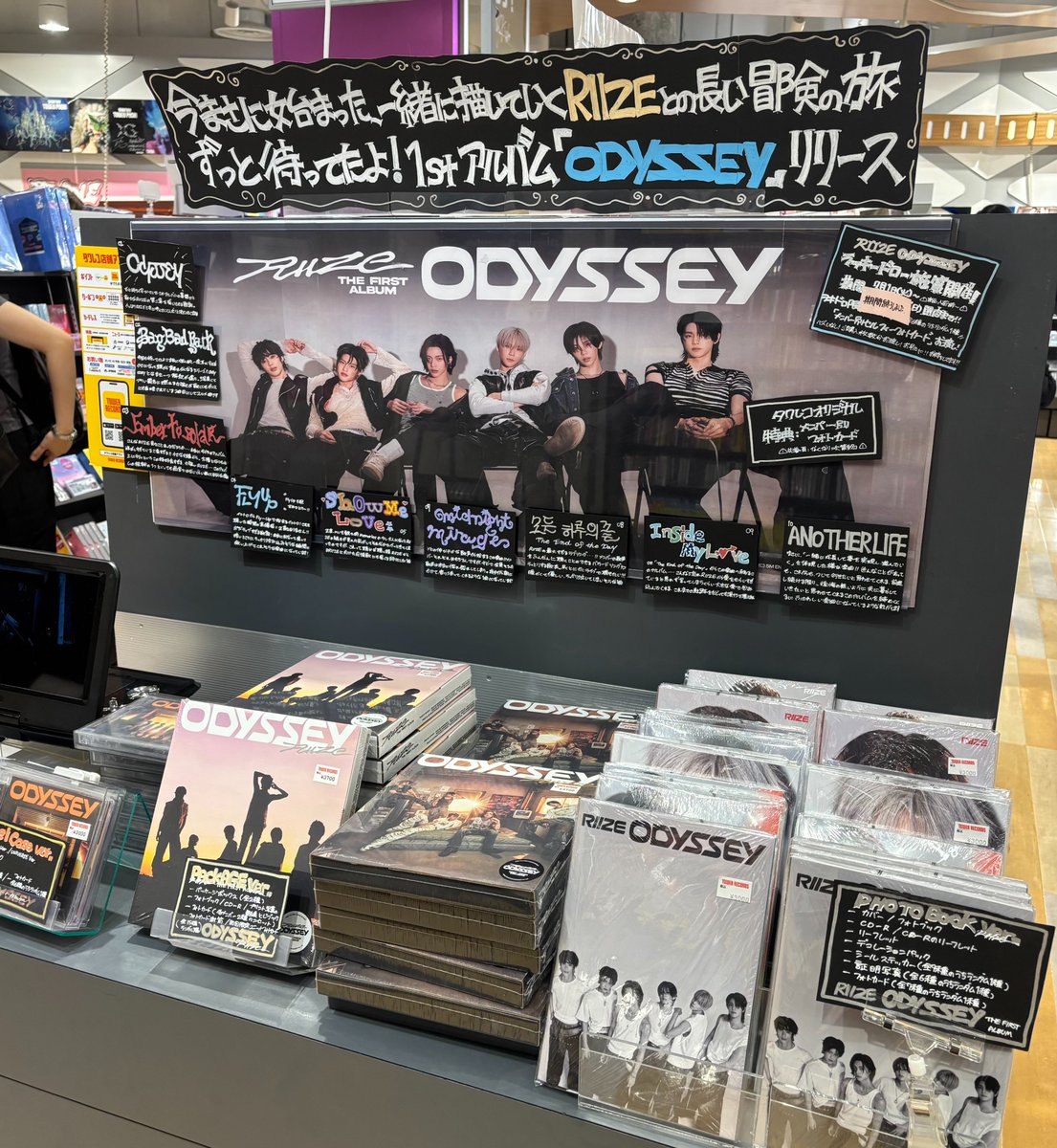 TOWER_NUchaya's tweet image. ˗ˋˏ 🧡#RIIZE/#라이즈 🧡ˎˊ˗
ユニバーサル流通盤
THE 1st Album『#ODYSSEY』好評発売中❕⭐️
⏲シリアル〆切迫っております📢
特典でお渡し中の
✔︎フォトカード
✔︎応募抽選シリアルご用意ございます👍🏻
全形態在庫豊富にございます❕
お求めの #BRIIZE の皆様お待ちしてます🩵
#RISEandREALIZE
