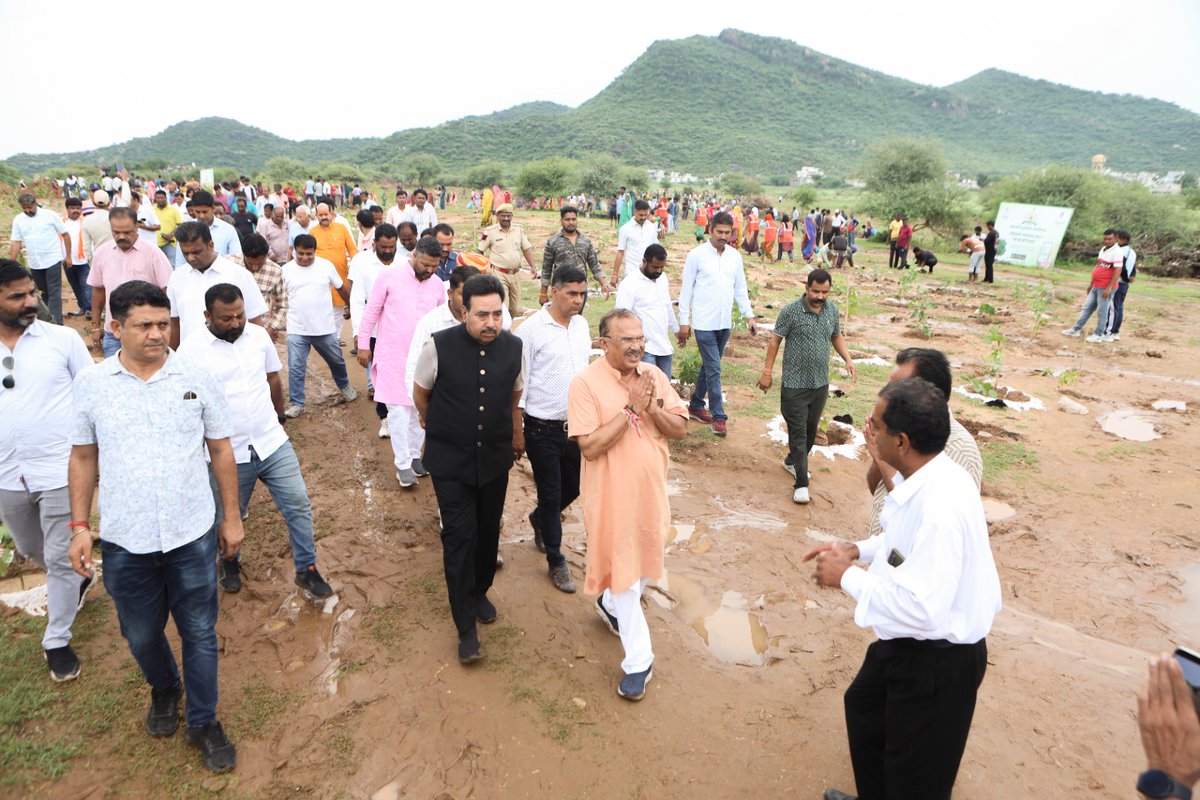 VasudevDevnani's tweet image. नगर निगम, अजमेर द्वारा लोहागल रोड़ स्थित पुष्कर गौशाला में आयोजित वृहद् वृक्षारोपण कार्यक्रम में सम्मिलित होकर वृक्षारोपण किया।
प्रकृति एवं पर्यावरण का संरक्षण हमारा नैतिक उत्तरदायित्व है। राजस्थान प्रदेश को हरियाली से परिपूर्ण समृद्ध प्रदेश बनाने की दिशा में समस्त जागरूक…