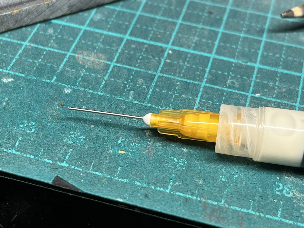 tri_3_'s tweet image. フジミ陸奥、艦橋の設置作業。接合部にどうしても隙間が生じるので溶きパテをインジェクターで流し込み埋めます。1/700模型は写真撮る際にかなり拡大するのでこういった隙間は必ず埋めるようにしています