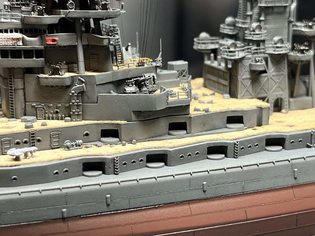 tri_3_'s tweet image. フジミ陸奥、艦橋の設置作業。接合部にどうしても隙間が生じるので溶きパテをインジェクターで流し込み埋めます。1/700模型は写真撮る際にかなり拡大するのでこういった隙間は必ず埋めるようにしています