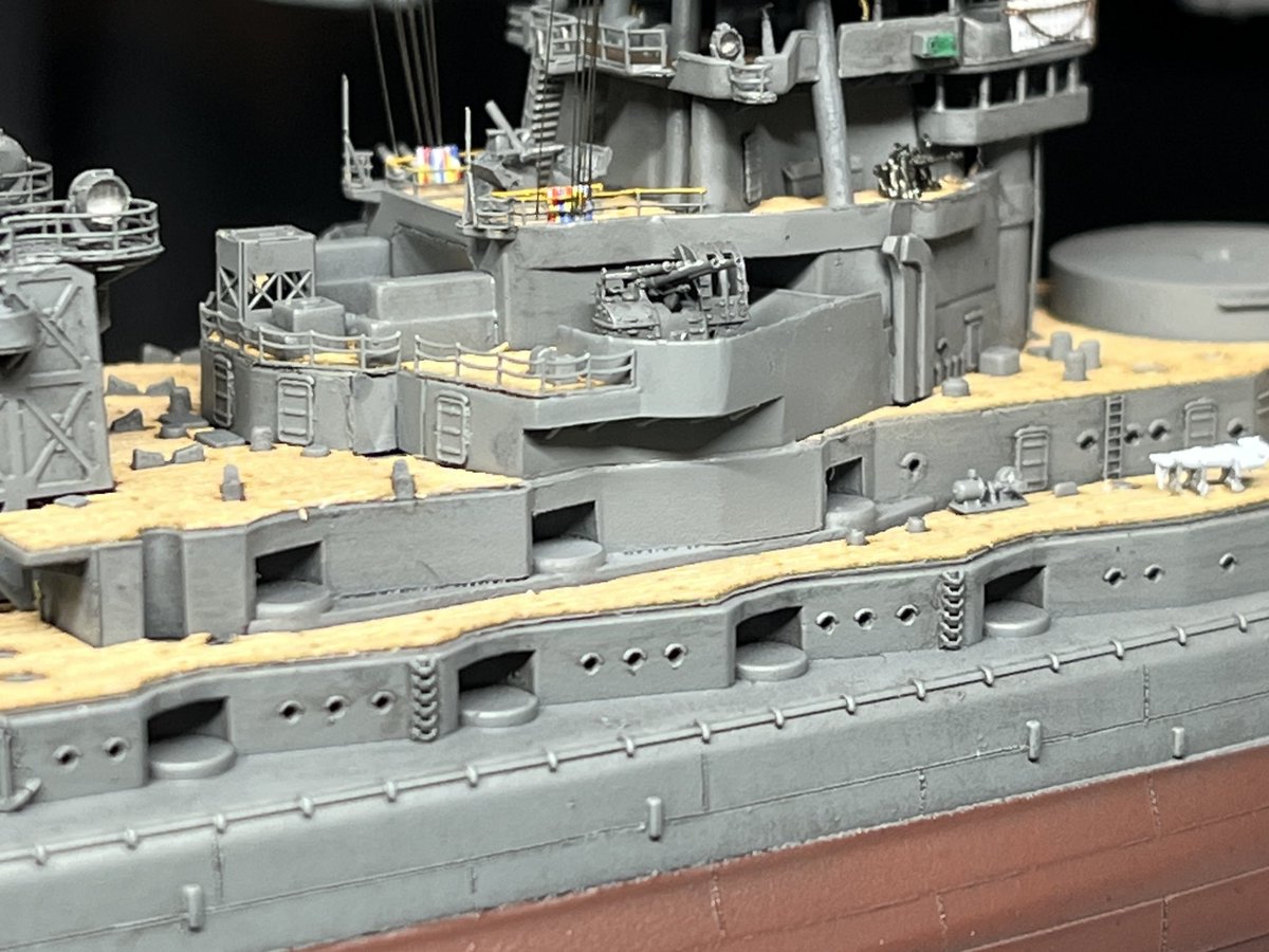 tri_3_'s tweet image. フジミ陸奥、艦橋の設置作業。接合部にどうしても隙間が生じるので溶きパテをインジェクターで流し込み埋めます。1/700模型は写真撮る際にかなり拡大するのでこういった隙間は必ず埋めるようにしています