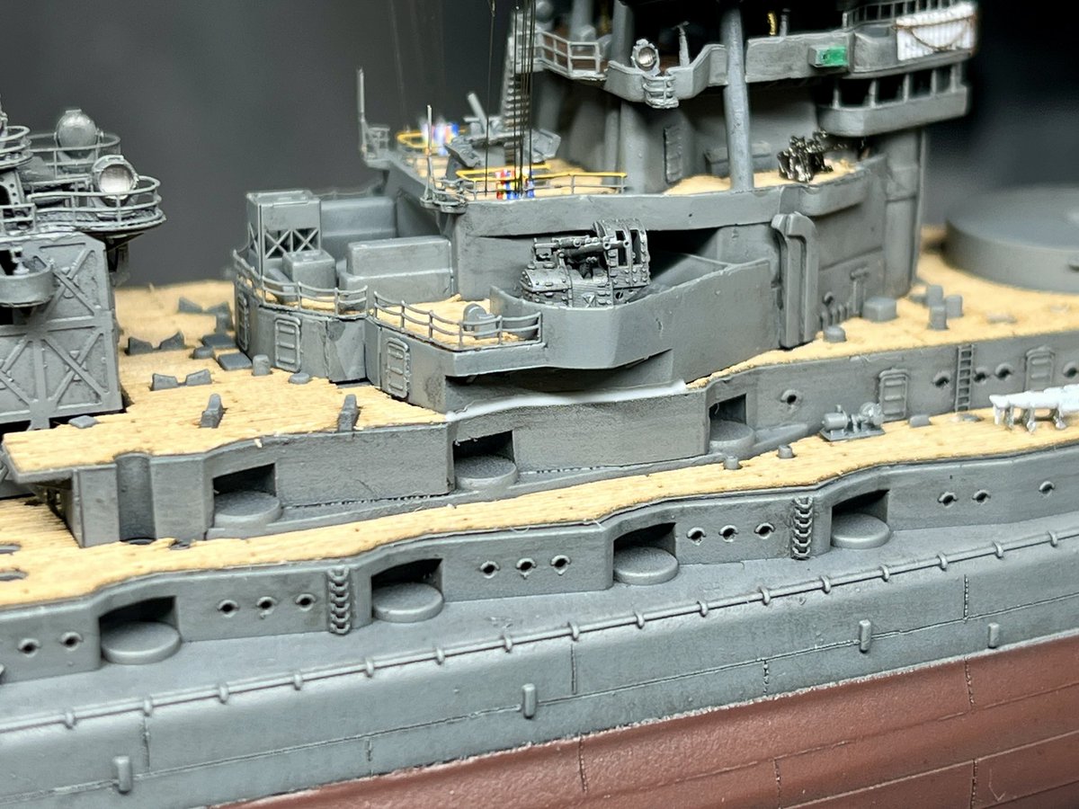 tri_3_'s tweet image. フジミ陸奥、艦橋の設置作業。接合部にどうしても隙間が生じるので溶きパテをインジェクターで流し込み埋めます。1/700模型は写真撮る際にかなり拡大するのでこういった隙間は必ず埋めるようにしています