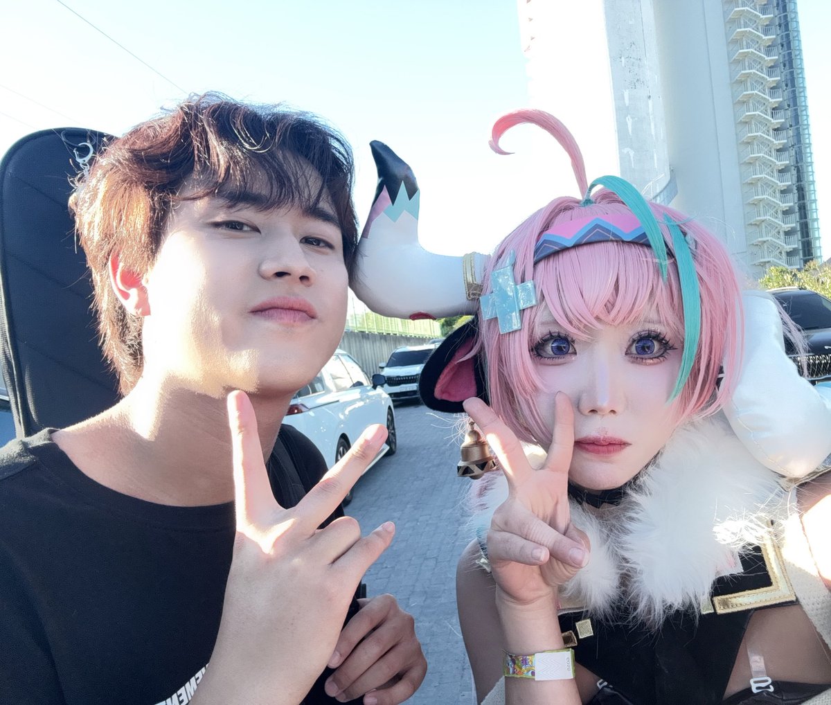 Jini_cos's tweet image. 이무진님이랑 사진찍음 너무너무 떨려서 표정 바부댐…………. 오길잘해따…. 🤍