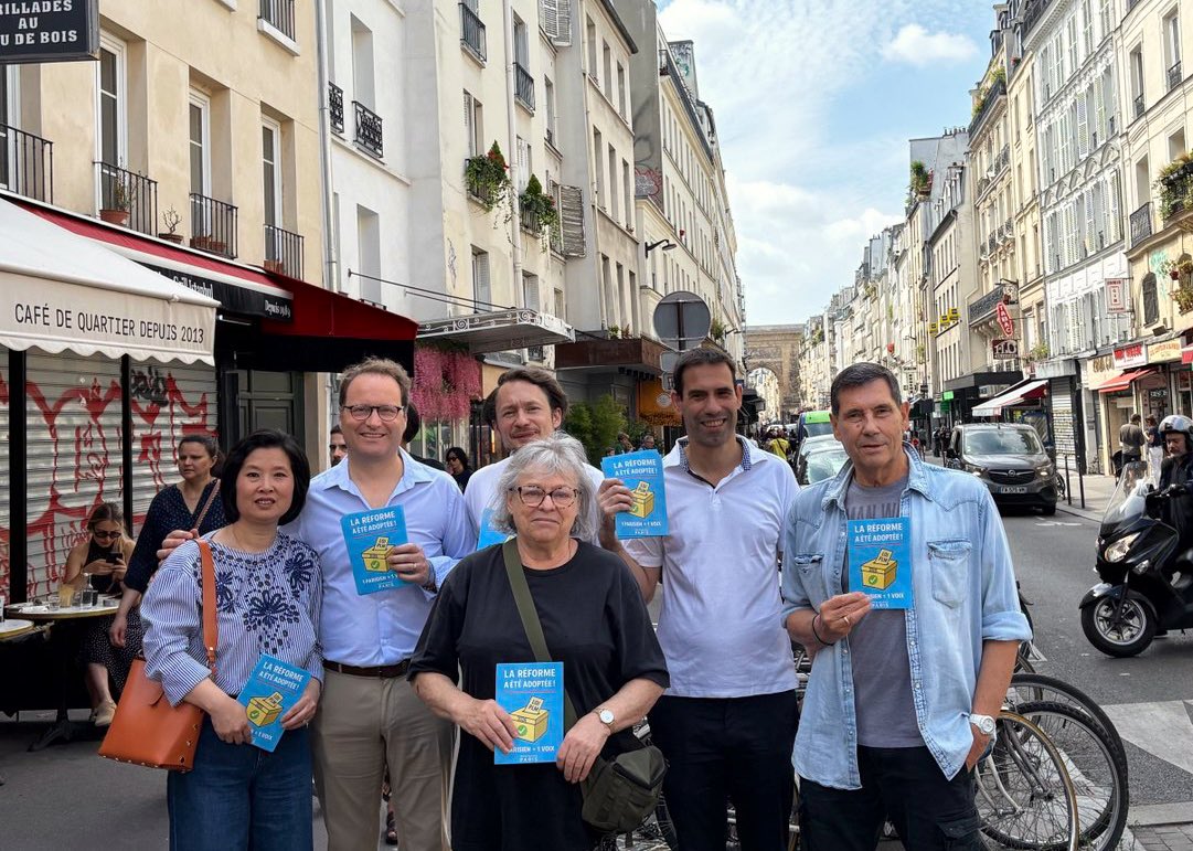 SylvainMaillard's tweet image. Nous continuons les échanges avec les parisiens sur la réforme de la loi électorale pour les municipales 2026. #PLM.
Ce midi dans le 10e arrondissement avec @matparis10 @ChristineYe_ @BertrandHellion
#Paris10 #renaissance