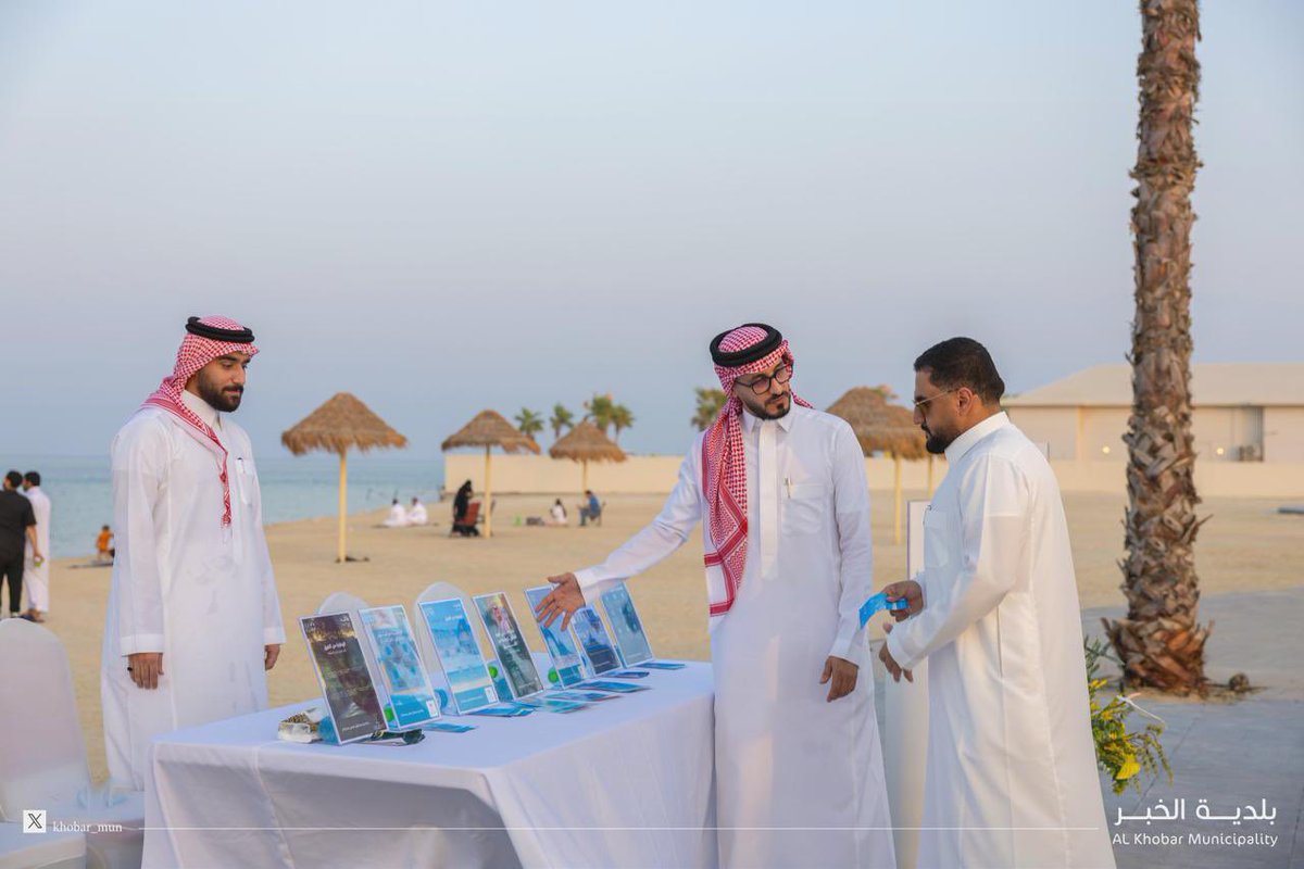 Khobar_mun's tweet image. نظمت #بلدية_الخبر ضمن برنامج مدينة #الخبر الصحية حملة توعوية بمناسبة #اليوم_العالمي_للوقاية_من_الغرق وذلك في الشاطئ الرملي بهدف تعزيز الوعي المجتمعي ورفع الوعي بمخاطر الغرق وطرق الوقاية منه
