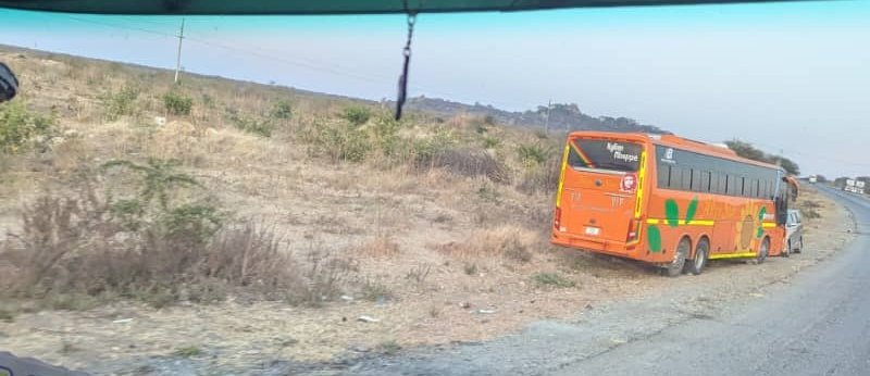 kirigitim's tweet image. Hii picha imepigwa leo. T501 EFE chungwa kuu, ilikuwa inasubiria abiria ambaye alichanganya mabasi pale SHY HQ na kujikuta anarudi Dar. Hivyo taarifa zinazotembea zina lengo la kuichafua kampuni.
Hatutasita kuwashughulikia ki-ulaloulalo wote. Ahsanteni.