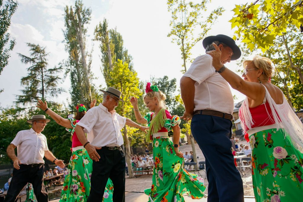 AytoColmenar's tweet image. 💐👴🏻👵🏻 ¡Felicidades a todos los abuelos de #ColmenarViejo!
🎉💃 Celebramos el ‘Día de los Abuelos’ con fiesta y baile de verano
⌛ A partir de las 20:00h
📍 Centro Social 'El Vivero'
🏆 Premios a personas destacadas
🎶 Música en directo
🍷😋 Vino español, refrescos y cáterin