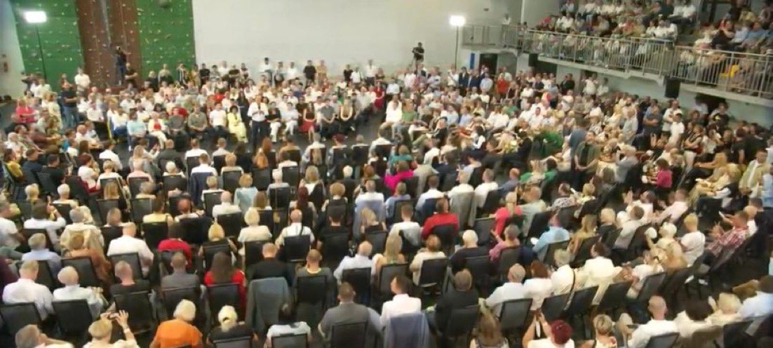 MicWawrykiewicz's tweet image. Doskonałe spotkanie Premiera @donaldtusk z obywatelami w Pabianicach. Pełna sala, otwarta dyskusja. Można obejrzeć i posłuchać live na @Platforma_org ❤️
