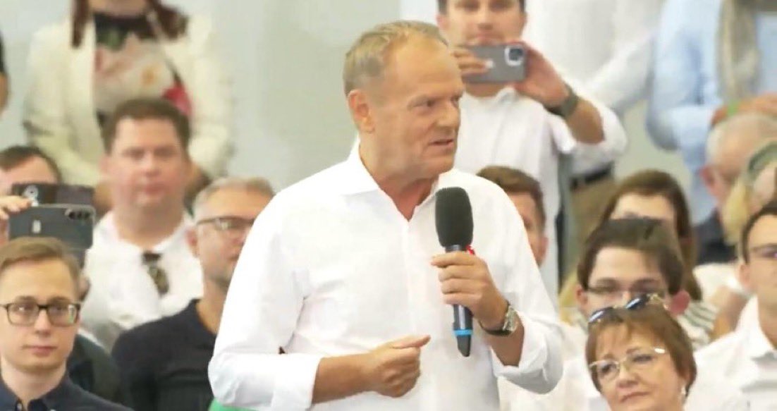MicWawrykiewicz's tweet image. Doskonałe spotkanie Premiera @donaldtusk z obywatelami w Pabianicach. Pełna sala, otwarta dyskusja. Można obejrzeć i posłuchać live na @Platforma_org ❤️