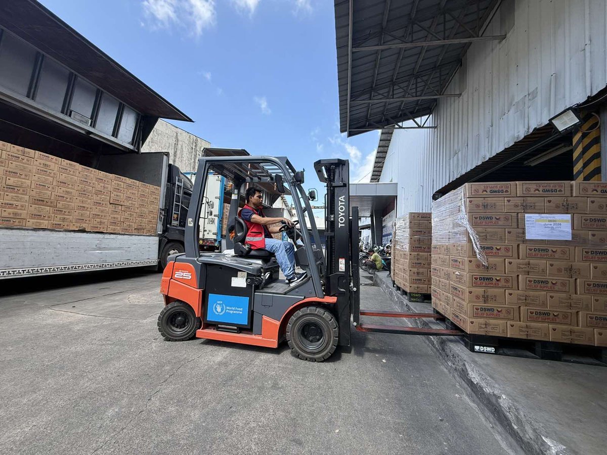 WFP_Philippines's tweet photo. 🚚 Today, WFP, with @usembassyph support, is mobilizing 24 trucks carrying 40,000 @dswdserves family food packs for over 200,000 people affected by #CrisingPH, #DantePH, #EmongPH and #HabagatPH in Metro Manila, Ilocos Norte, La Union, and Pangasinan.

📸: DSWD https://t.co/aag2O79dev