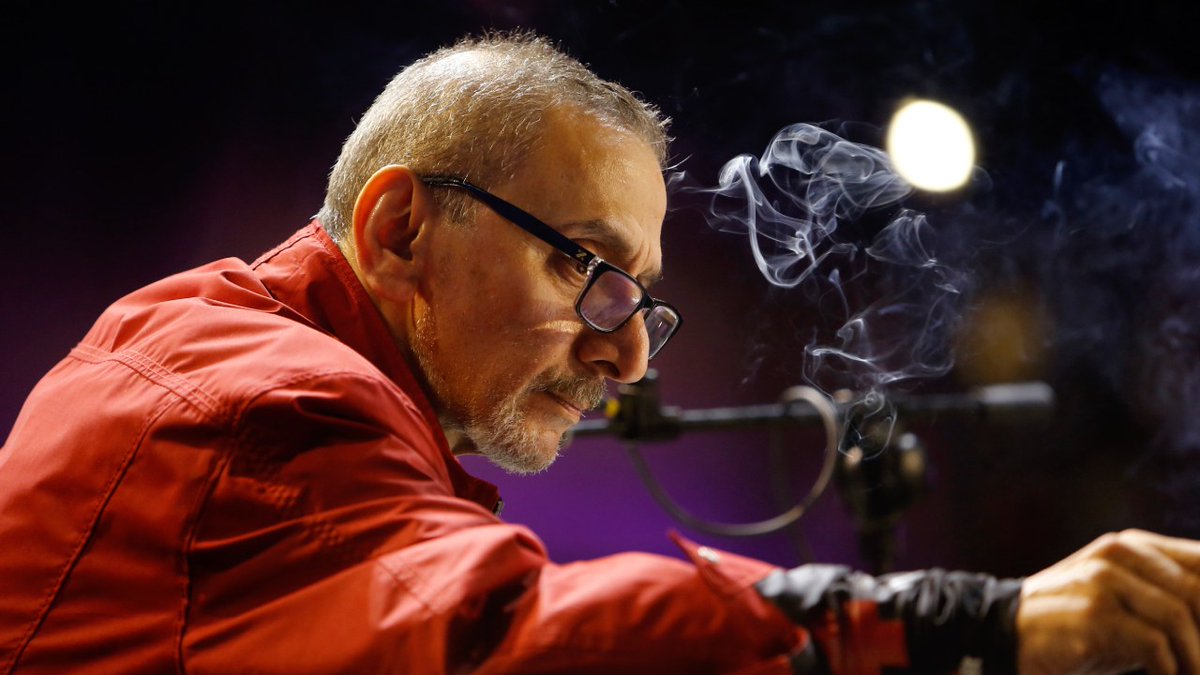 اليوم عم نودّع زياد الرحباني الفنان الاستثنائي اللي طبع جيلنا بعبقريته الخلاقة يللي لامست قلوب الكتيرين واستفزتن ليسألو حالن بكل استحقاق وظرف "بالنسبة لبكرا شو؟"
عم نودّع موسيقي وكاتب مسرحي وأيقونة ثقافية دمج بين الضحكة والسياسة والتعليق الاجتماعي بأسلوب رائع وذكي.

روحه رح تضلّ