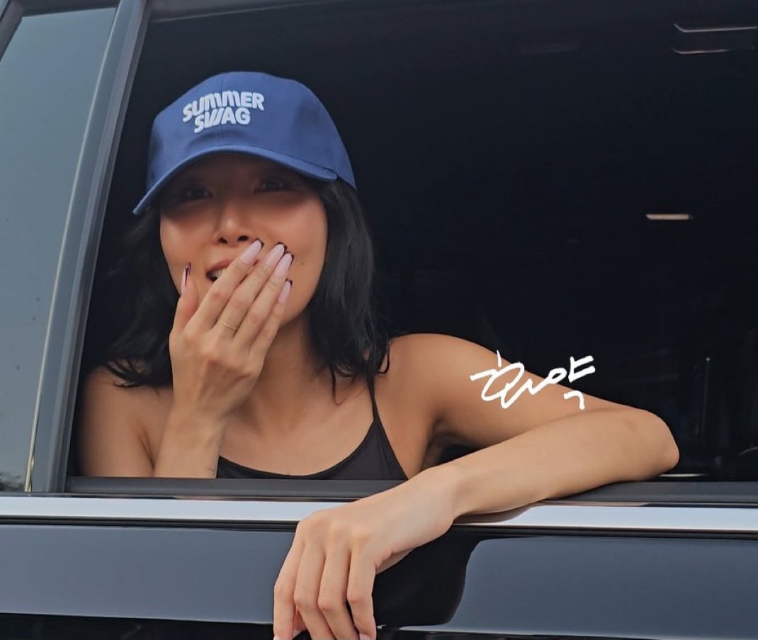Hwasanator's tweet image. Girl her ass already left 😭😭😭😭