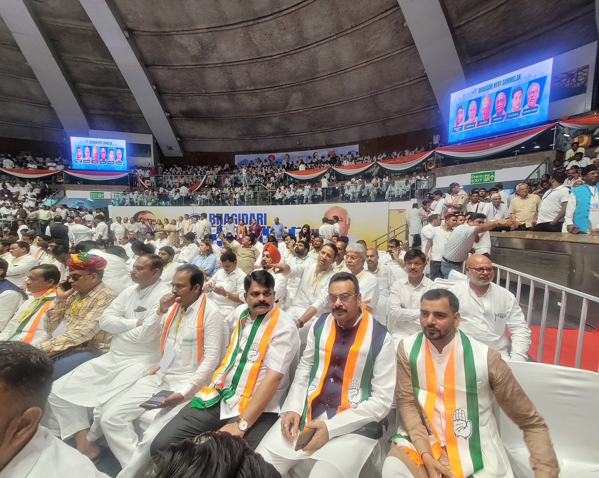 Sud_Mandlik's tweet image. 📍तालकटोरा स्टेडियम में,
@INCIndia के आह्वान पर आयोजित,
#OBC नेतृत्व #भागीदारी_न्याय_सम्मेलन में,
सहभागी बना।
#पिछड़ों_की_महापंचायत
@kharge @DrJaihind @KRajuINC
@VarshaEGaikwad @BhaiJagtap1
@Charanssapra @AslamShaikh_MLA
@madhuannachavan @PERUMALAICC
@YadavArunesh @INCOBCDept