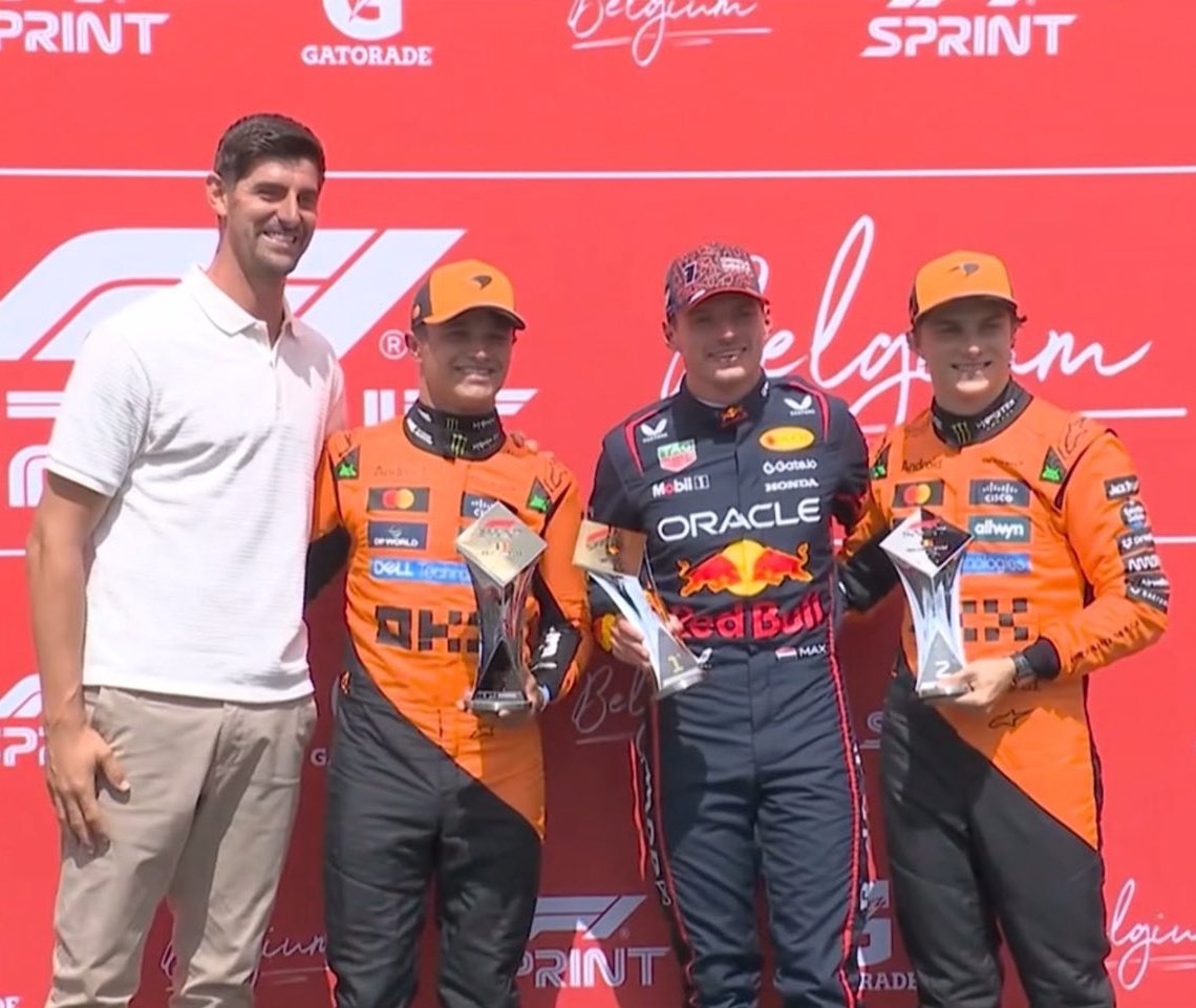 AlertaF1's tweet image. El portero Thibaut Courtois entrega los trofeos a los del Top 3 al final de la Carrera Sprint en Bélgica.