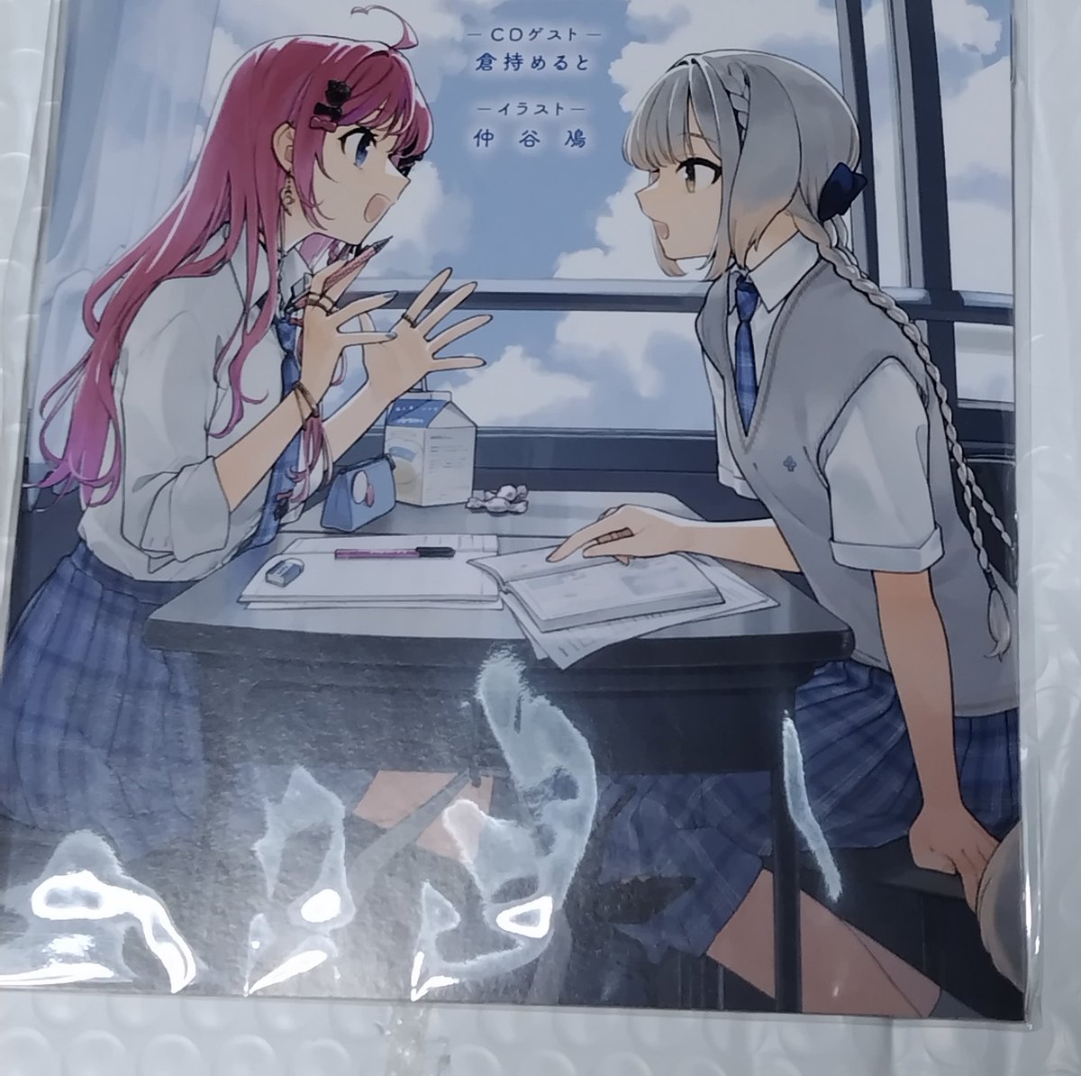 hoseyaga's tweet photo. にじさんじ栞葉るり著書、ゆるゆる古典教室を購入。古典はもちろん歴史の授業もダメダメな私にも楽しく分かりやすい内容です。
そして仲谷先生のイラスト！ギャルと文学少女の対比が細かく描かれ、どんなやり取りをしてるのか想像しながらてぇてぇ補給が出来ます！（きめぇ） https://t.co/6bYT9X1cUd