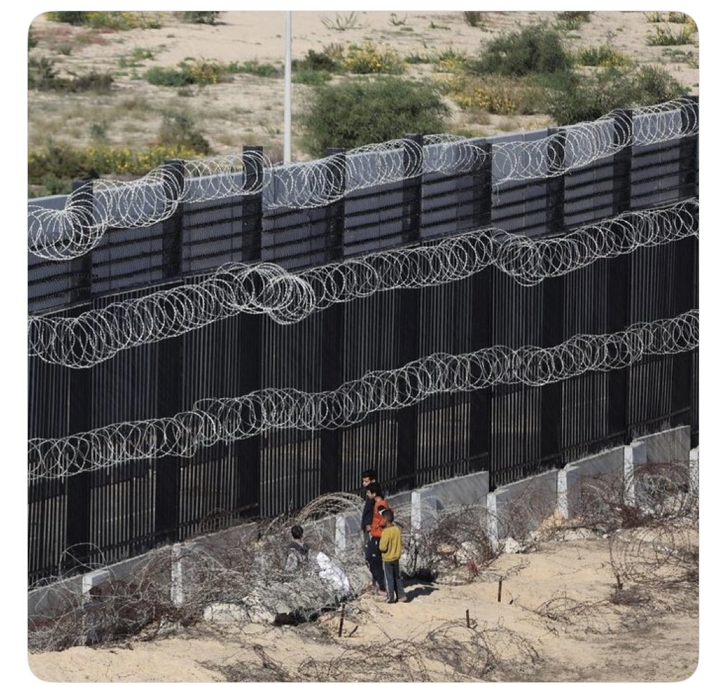 MrMesserschmidt's tweet image. Når der er hungersnød i Gaza – hvorfor åbner det muslimske Egypten så ikke bare grænsen? Faktisk er der mellem Egypten og Gaza den vildeste grænsemur, som jeg har set siden Sovjetunionens sammenbrud.
Vi hører ellers dagligt, at situationen i Gaza er desperat. Det gør egypterne…