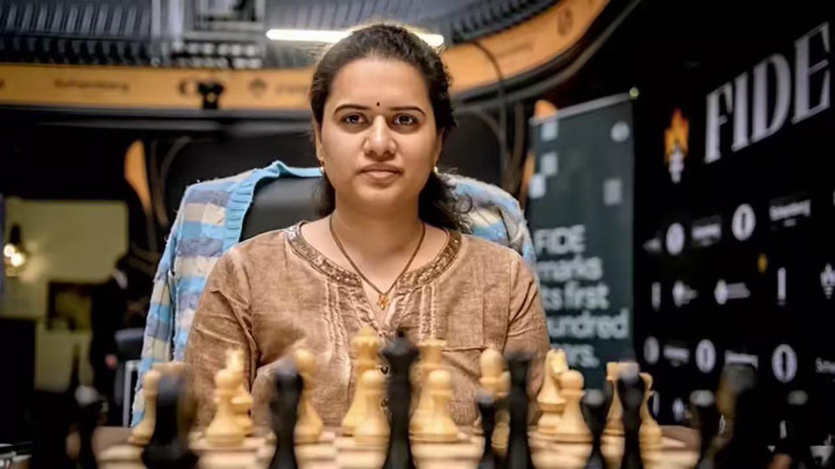 JM_Scindia's tweet image. हर भारतीय के लिए गर्व का पल....
आज 2025 FIDE महिला विश्व कप फ़ाइनल में देश की दो बेहतरीन खिलाड़ी @DivyaDeshmukh05 और @humpy_koneru आमने-सामने होंगी।जीत चाहे जिसकी हो, तिरंगा जरूर लहराएगा। 🇮🇳
आप दोनों को ढेरों शुभकामनाएँ।
#FIDEWorldCup