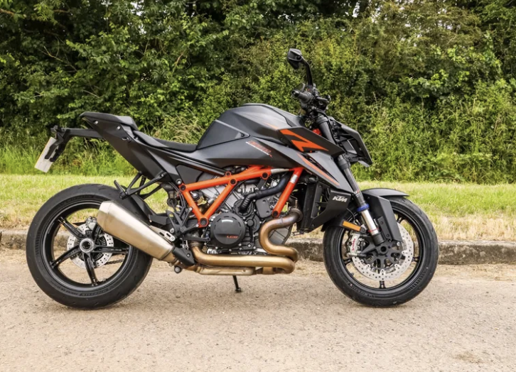 KTM is currently running some pretty hefty savings across selected 2024 and 2025 models. visordown.com/news/new-ktm-p…