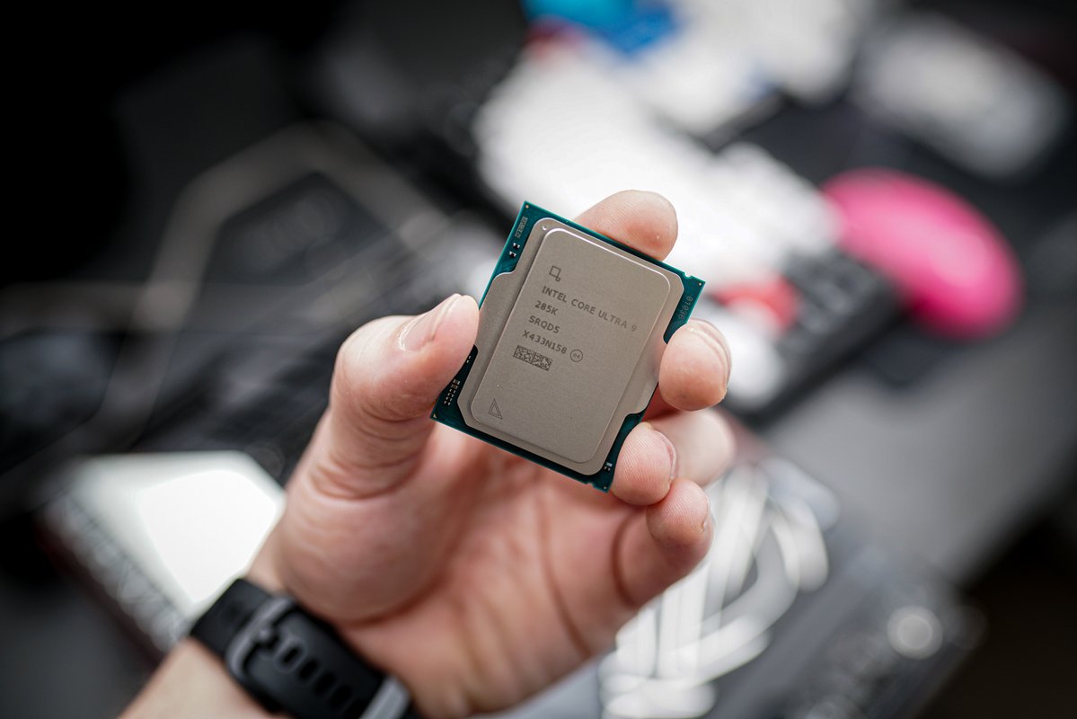 DigitalTrends's tweet image. #Intel is rumored to be developing a new desktop CPU design with significantly increased #L3cache, potentially aimed at countering #AMD’s popular Ryzen #X3D processors. According to known leakers OneRaichu and Haze on X (formerly Twitter), Intel’s… digitaltrends.com/computing/inte…