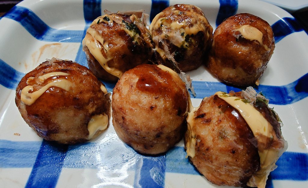 tisyaki's tweet image. 冷凍たこ焼きが監視哨もしくはトーチカもしくはオート・メラーラ76mm砲に見え始めたら末期です