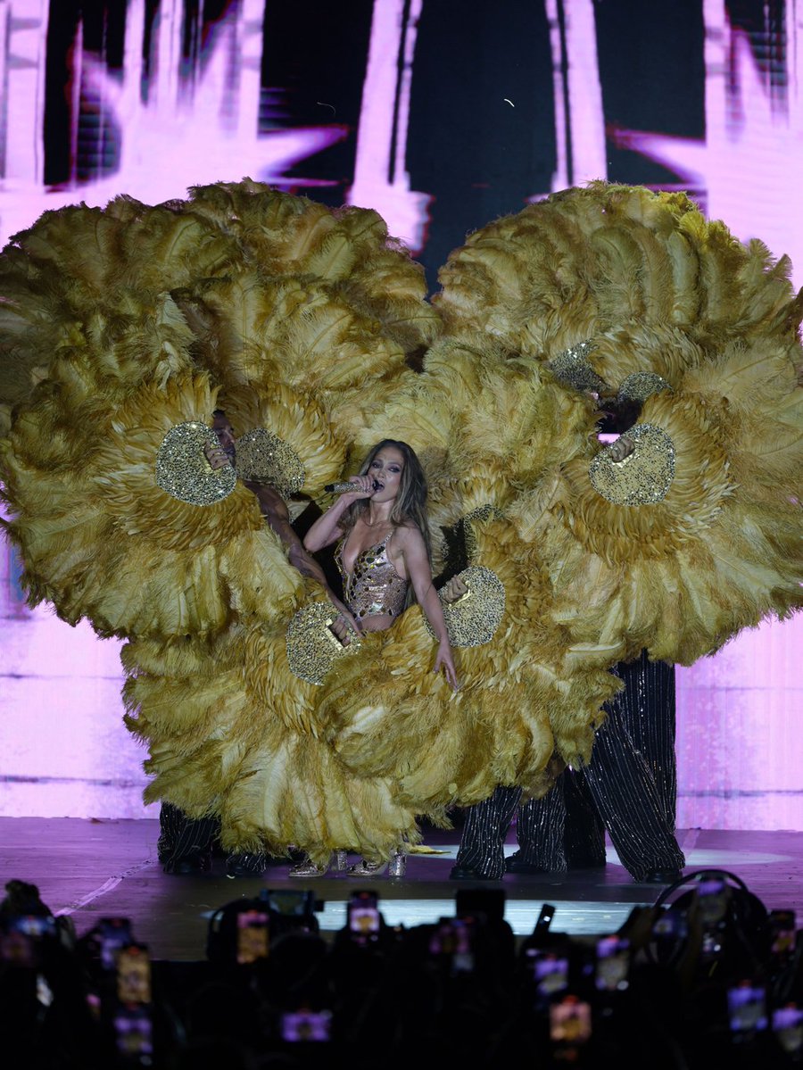 PopFestTR's tweet image. 5 Ağustos'ta İstanbul konseri için Jennifer Lopez'in özel istekleri açıklandı.
• Haliç'te parti için özel bir mekan tutuldu.
• Kendisiyle tanışmak isteyen 50 kişiye özel partiye davet.
• Glütensiz ve sütsüz özel pasta.
• İstanbul'u helikopterle havadan görme turu.