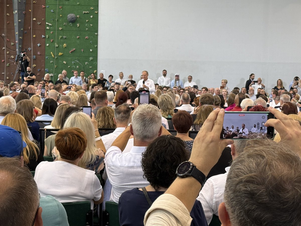 Dariusz_Jonski's tweet image. Donald Tusk “Czasami mam wrażenie, że oglądam w ławach opozycji, ale niestety też czasami w okolicy czy w środku koalicji rządzącej, taki dość upiorny wyścig idiotów albo zdrajców”