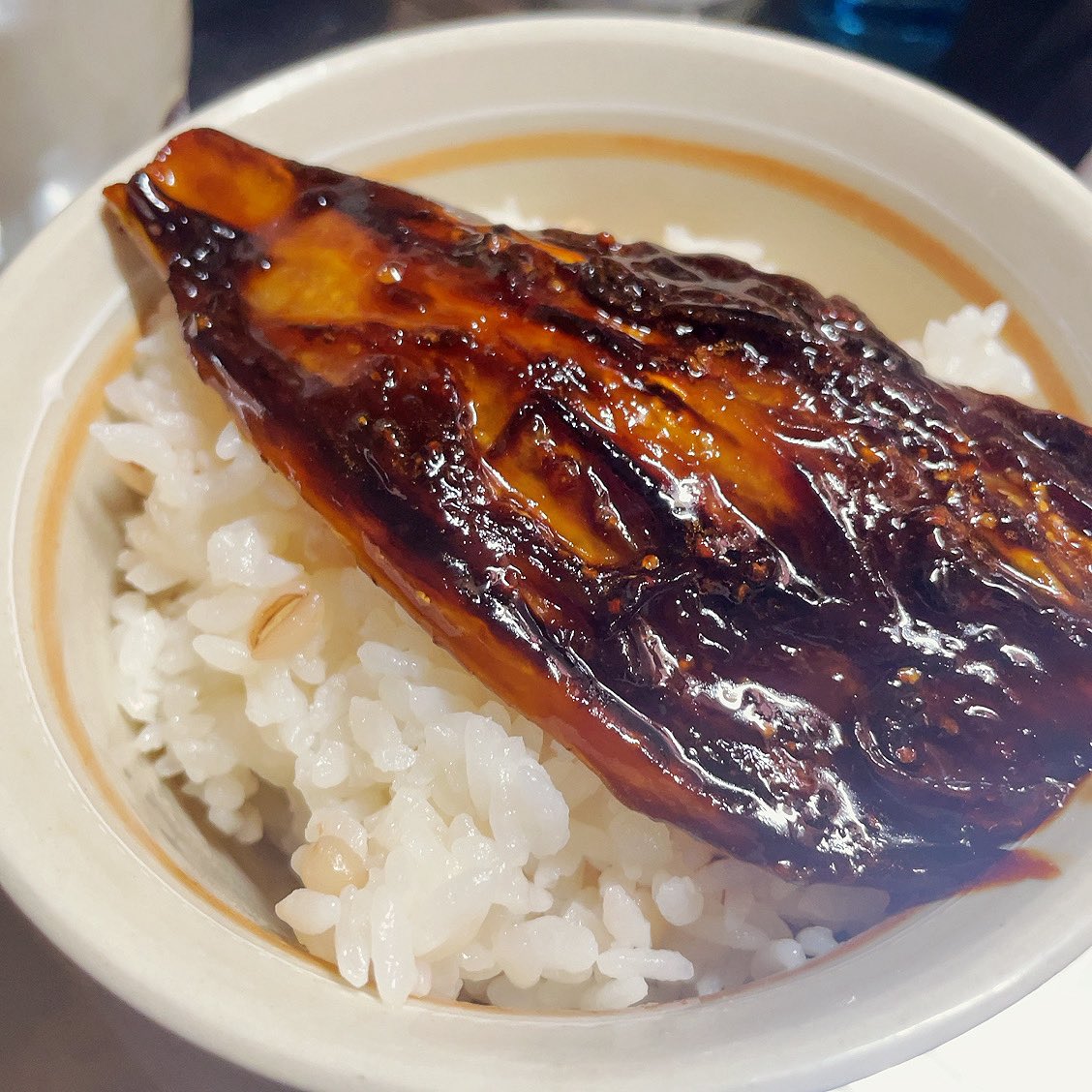 _SheeCo_'s tweet image. うなぎに見せかけたなすの蒲焼🍆
しょっぱかったけどタレはうなぎでした！