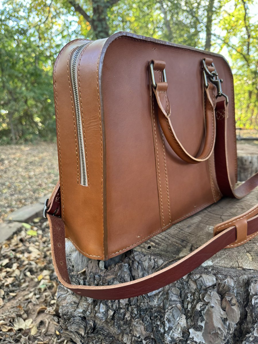 WyattLocalBiz's tweet image. How a leatherworking failure led me to $27K in local SEO results for service businesses: 

For 2 years, I spent nights in my living room doing leatherwork after my kids went to bed.

It was quiet, meticulous, satisfying work.

I believed I could turn it into a real business.