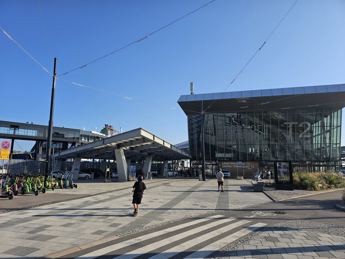 AkiPyysing's tweet image. Lähden etelään etsimään lisää lämpöä.

Sitä löytyikin sitten jo terminaalin hukkaputkessa ihan riittävästi. Onneksi uuden terminaalin putki on paljon lyhyempi kuin edeltäjänsä.