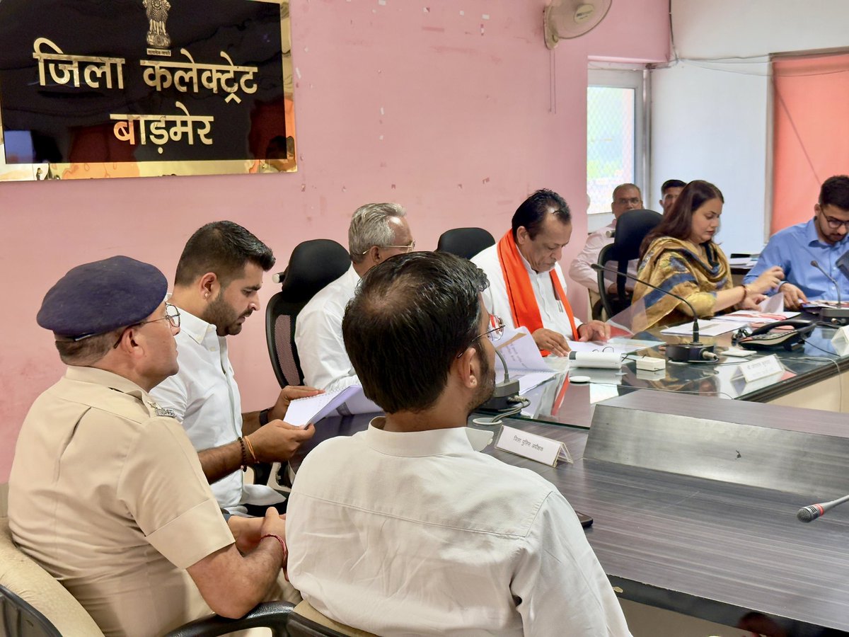 RavindraBhati__'s tweet image. आज बाड़मेर कलेक्ट्रेट में माननीय मंत्री महोदय श्री जोराराम जी कुमावत की अध्यक्षता में आयोजित राज्य सरकार की विभिन्न फ्लैगशिप योजनाओं की समीक्षा बैठक में सहभागिता की।