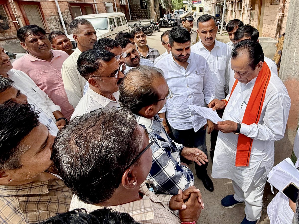 RavindraBhati__'s tweet image. आज बाड़मेर कलेक्ट्रेट में माननीय मंत्री महोदय श्री जोराराम जी कुमावत की अध्यक्षता में आयोजित राज्य सरकार की विभिन्न फ्लैगशिप योजनाओं की समीक्षा बैठक में सहभागिता की।