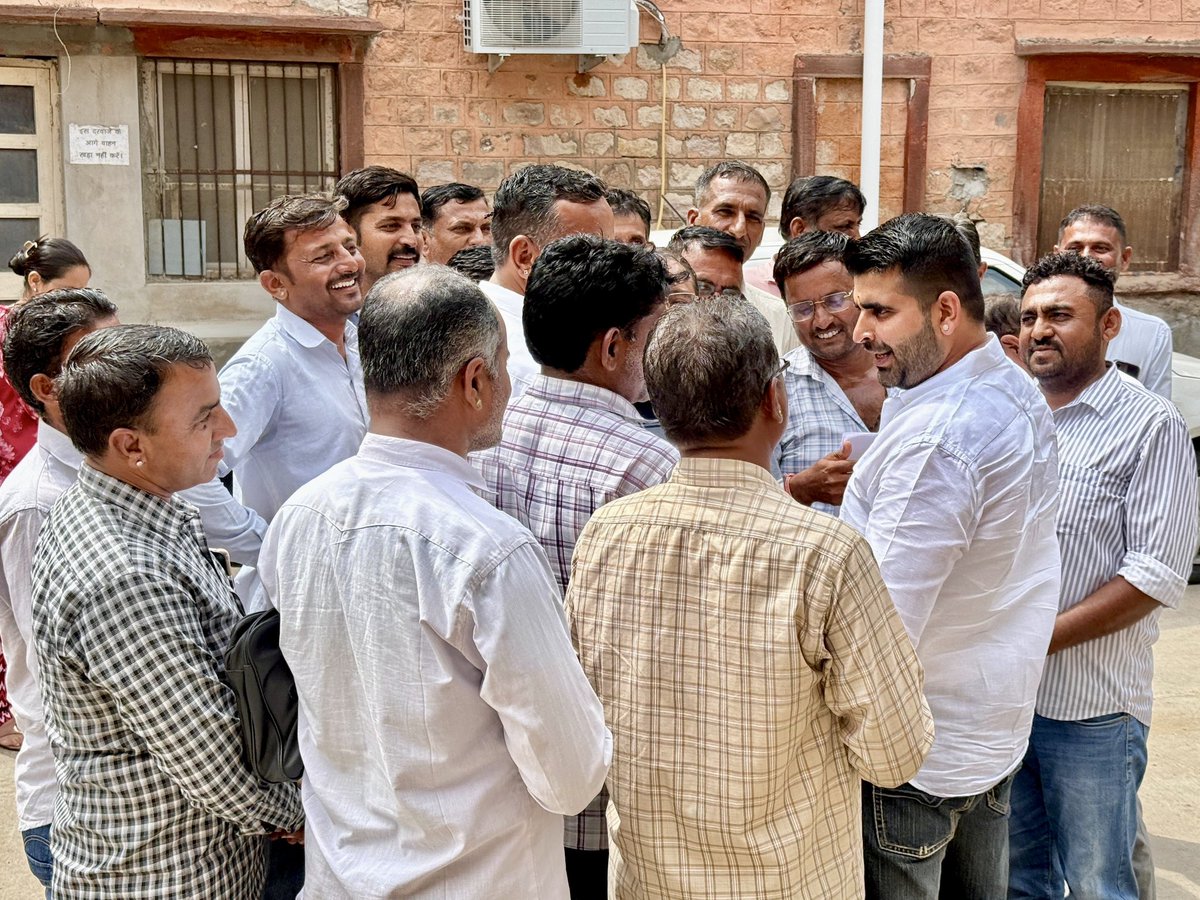 RavindraBhati__'s tweet image. आज बाड़मेर कलेक्ट्रेट में माननीय मंत्री महोदय श्री जोराराम जी कुमावत की अध्यक्षता में आयोजित राज्य सरकार की विभिन्न फ्लैगशिप योजनाओं की समीक्षा बैठक में सहभागिता की।