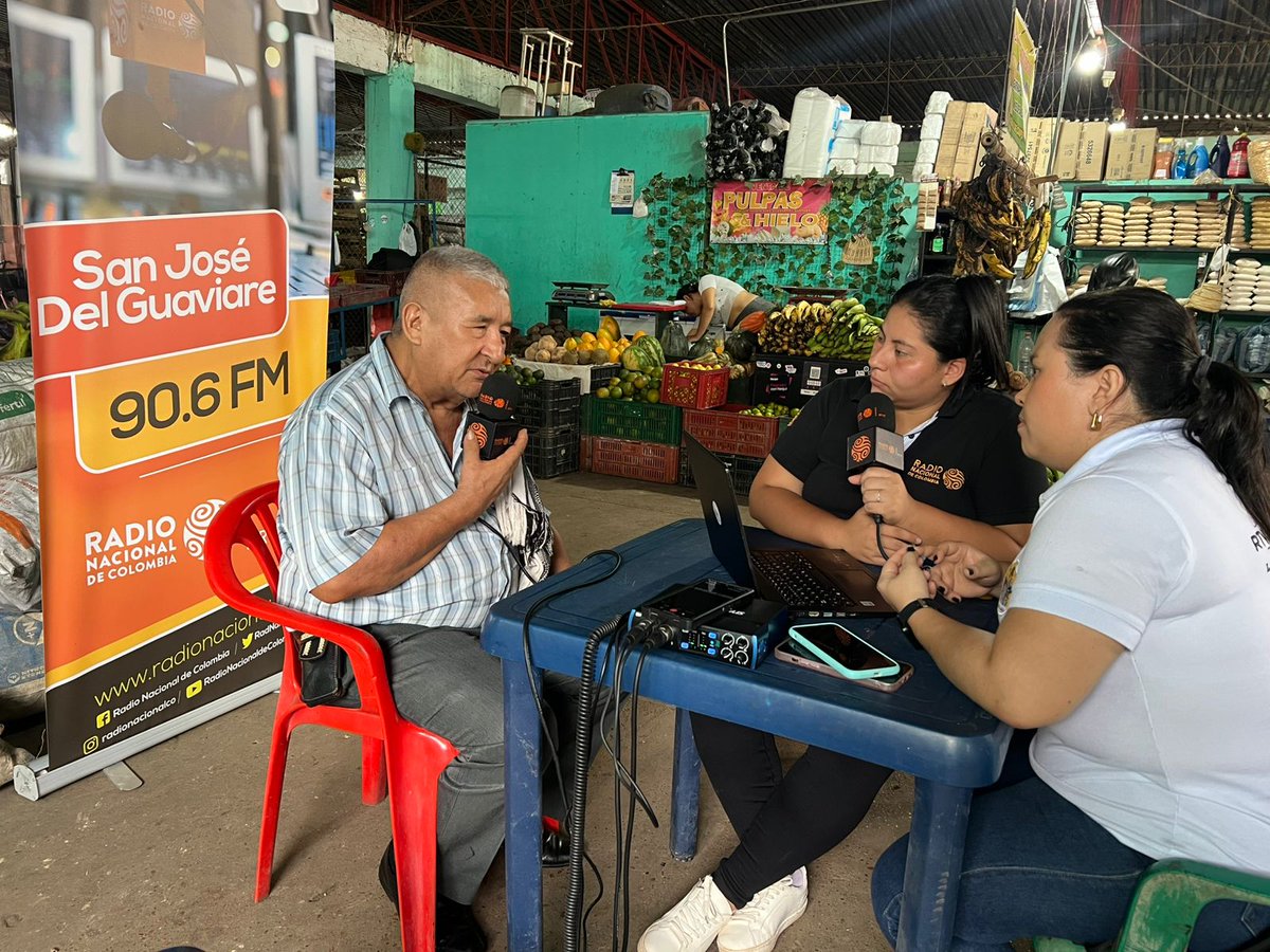RadNalCo's tweet image. #Regiones 🎙️ La emisora de paz 90.6 FM 📻 sale de la cabina y se traslada a la plaza de mercado campesina de San José del Guaviare, un lugar en donde florecen las historias del campo y donde nace la cocina colombiana.