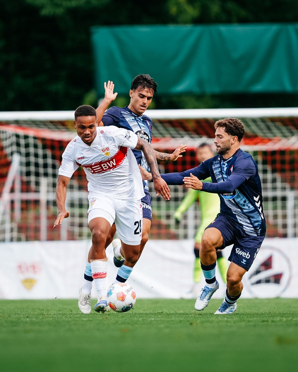 VfB's tweet image. ⏹️ Schlusspfiff.
Wir gewinnen das Testspiel gegen den spanischen Erstligisten Celta Vigo in Reutlingen mit 2:1. Jamie #Leweling erzielte die Führung in der ersten Halbzeit (34.). In der zweiten Hälfte sorgte jeweils ein Eigentor auf beiden Seiten für das 2:0 und das 2:1.
#VfB |…