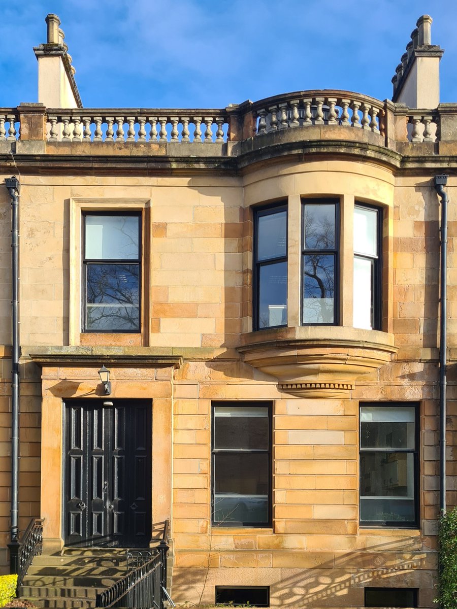 is_glasgow's tweet image. 1860s terraced townhouse on Southpark Avenue in the Hillhead area of Glasgow. I love the shape of the oriel window on this building, which is also repeated on the neighbouring ones.
#glasgow #architecture #architecturephotography #townhouse #victorianarchitecture #hillhead